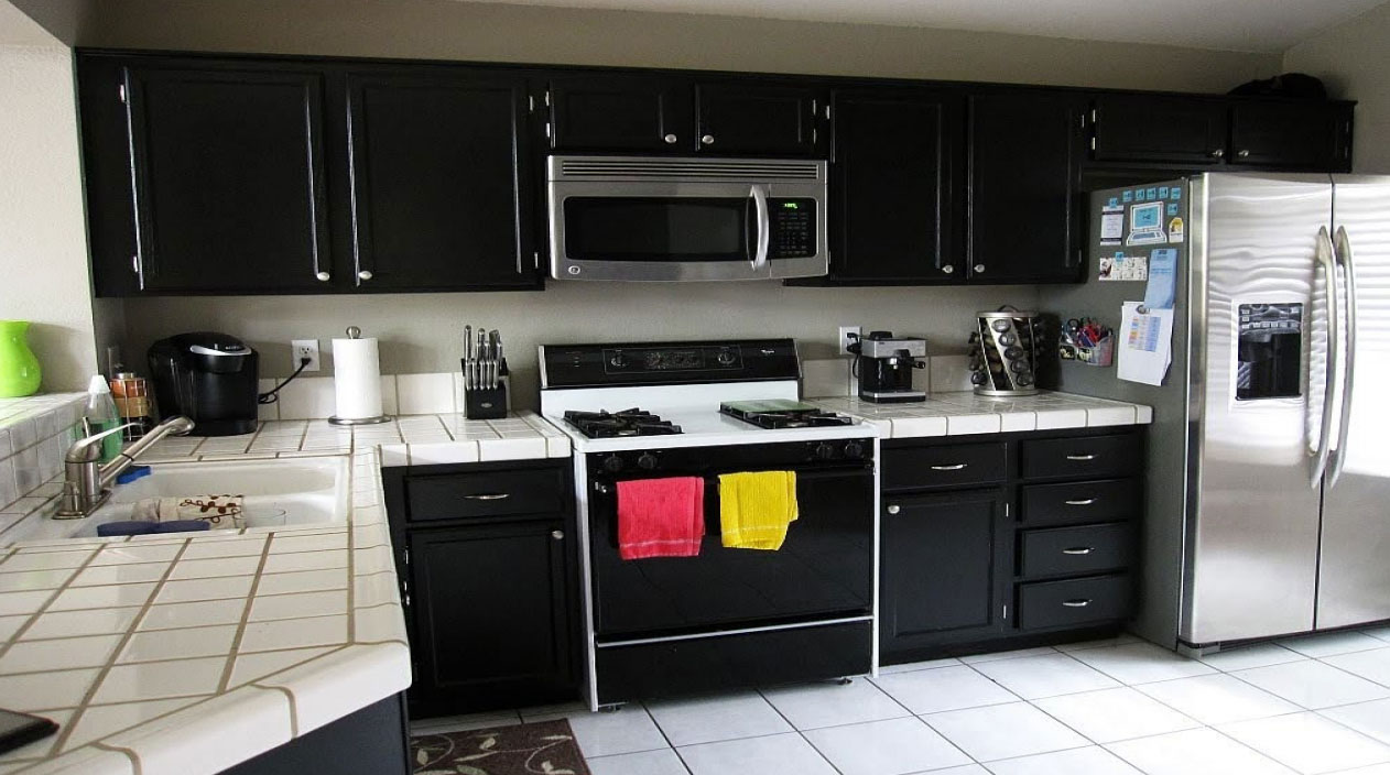 Черная м кухня. Черный кухонный гарнитур. Кухня в черных тонах. Кухонный гарнитур с черным холодильником. Кухня с черными фасадами.