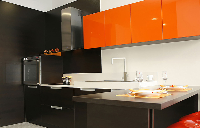 Коричнево-бежевая кухня