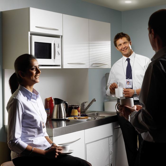 Сотрудники на офисной кухне