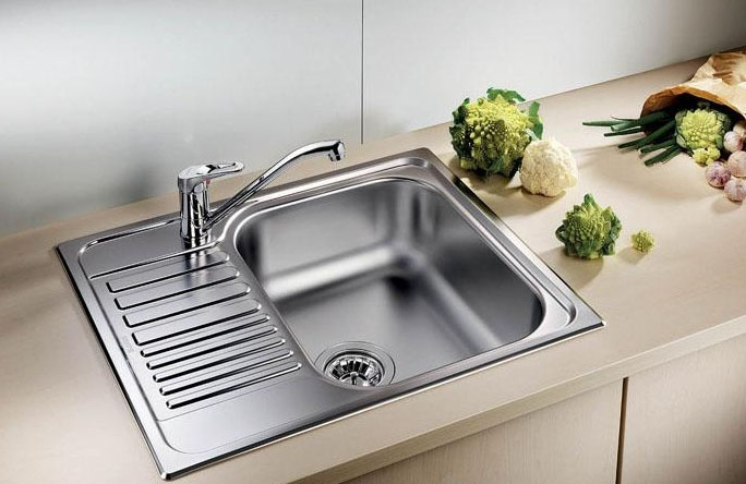 Врізна мийка з нержавіючої сталі