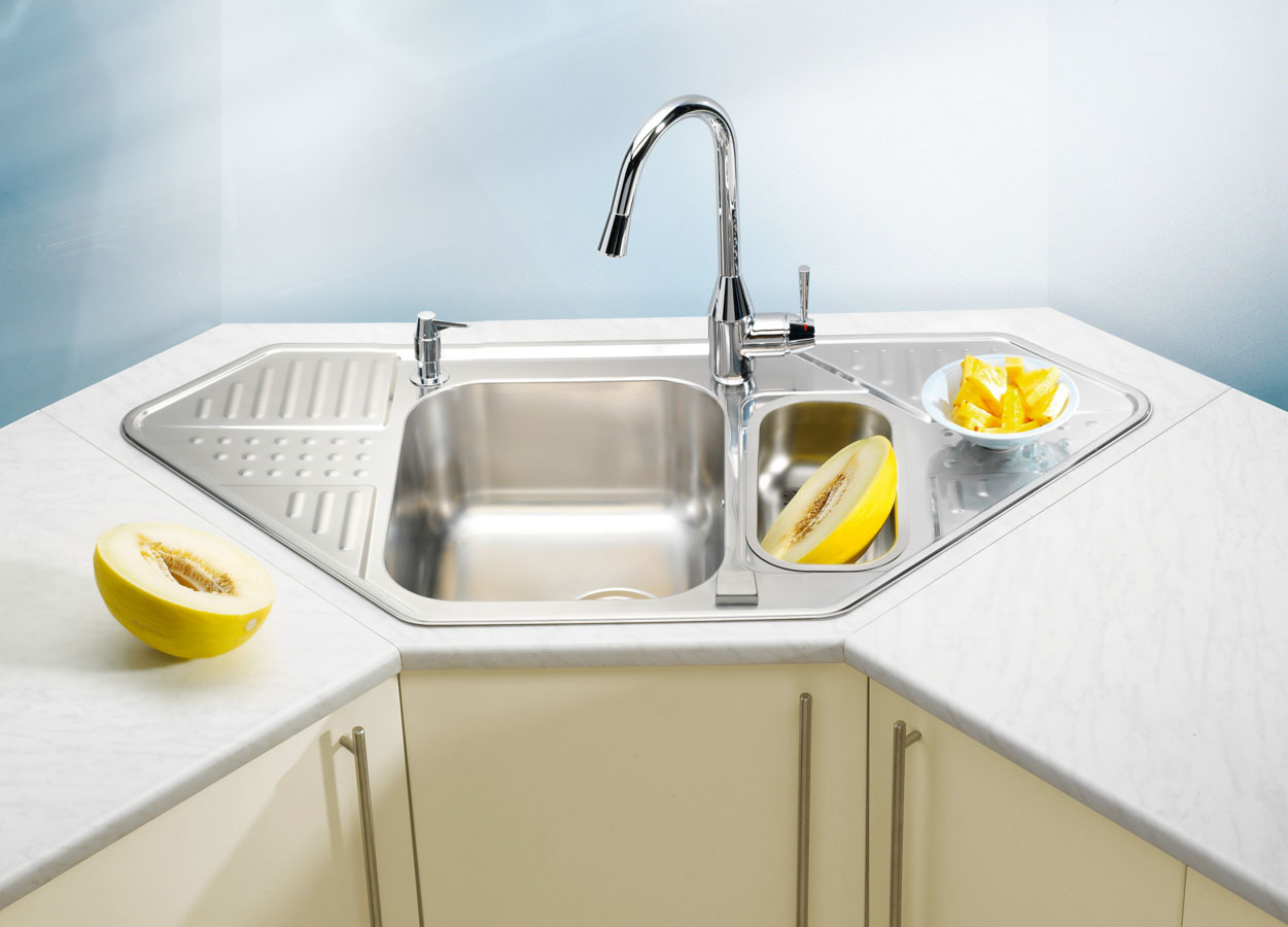 Flush corner sink