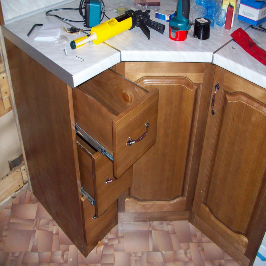 Угловой шкаф под мойку на кухне