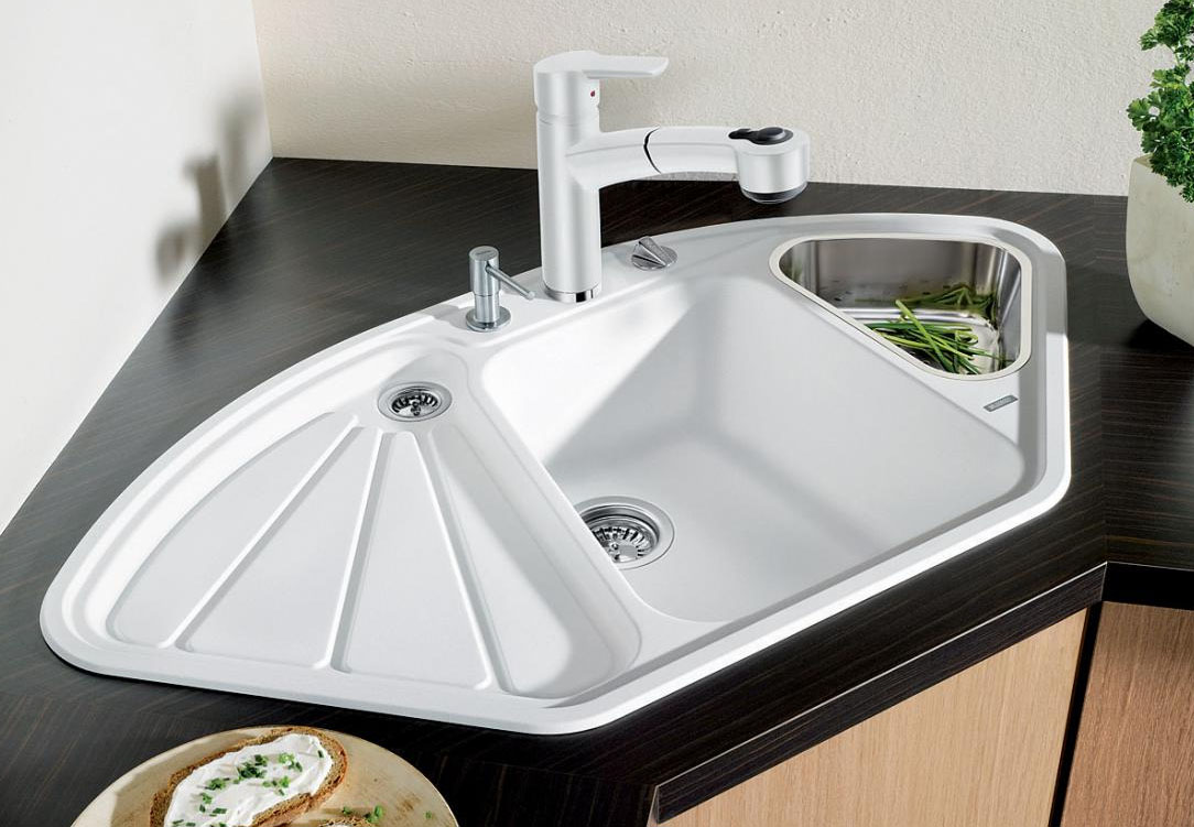 Corner sink with drainer in the kitchen