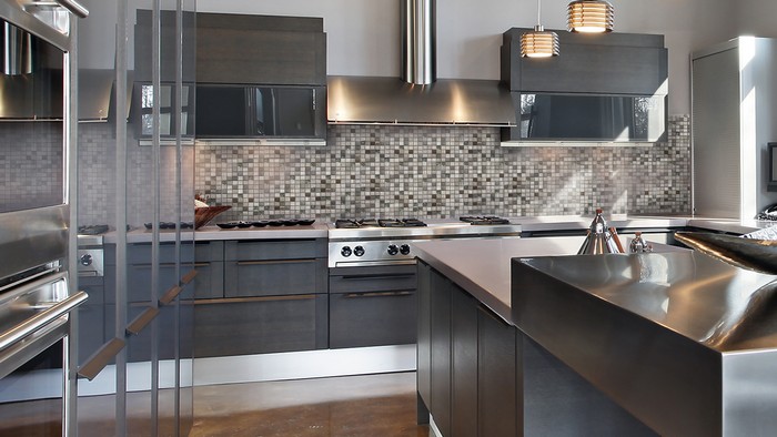 металічная мэбля на кухні