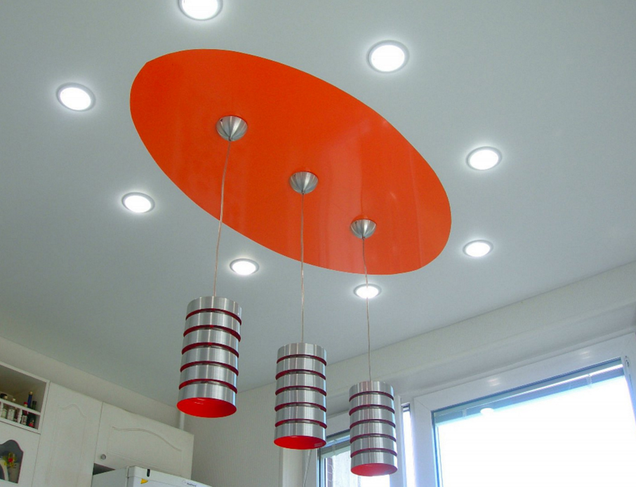 натяжной потолок с лампочками