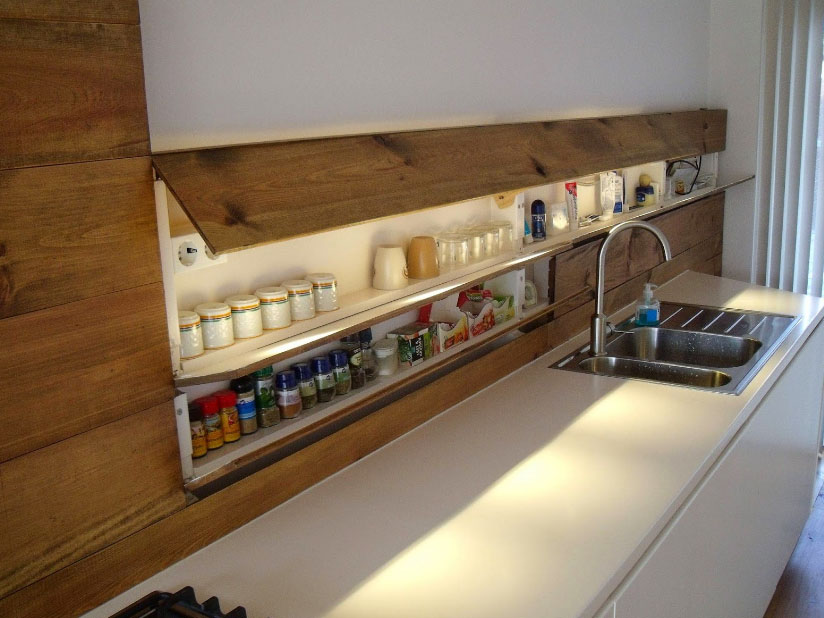 интересное решение кухни без навесных шкафов