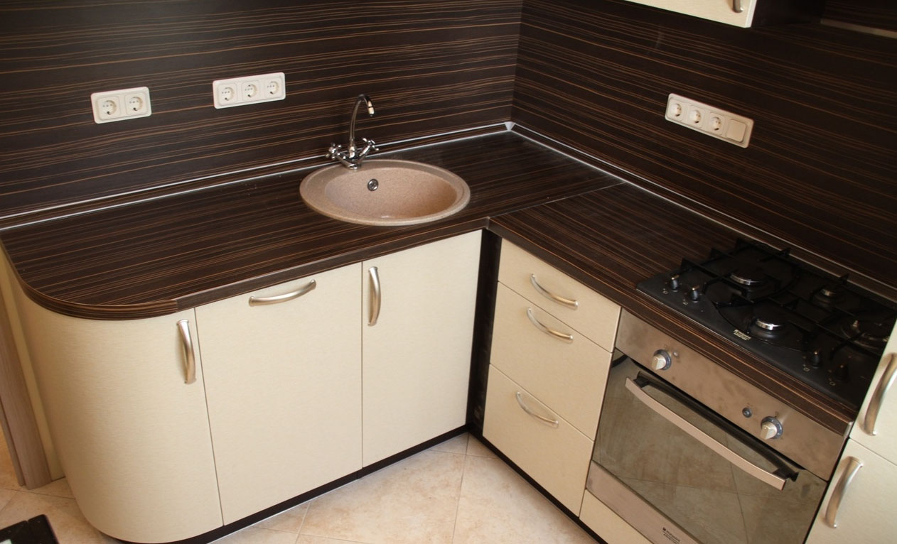 Закруглений вбудований гарнітур