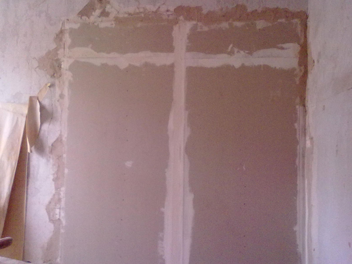 Зашитое окно гипсокартоном из кухни в ванную