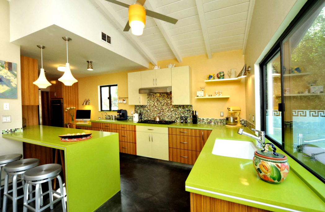 Зялёная кухня ў спалучэнні з цёмным падлогай