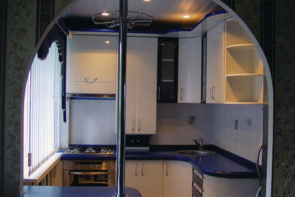 Kitchen with arch