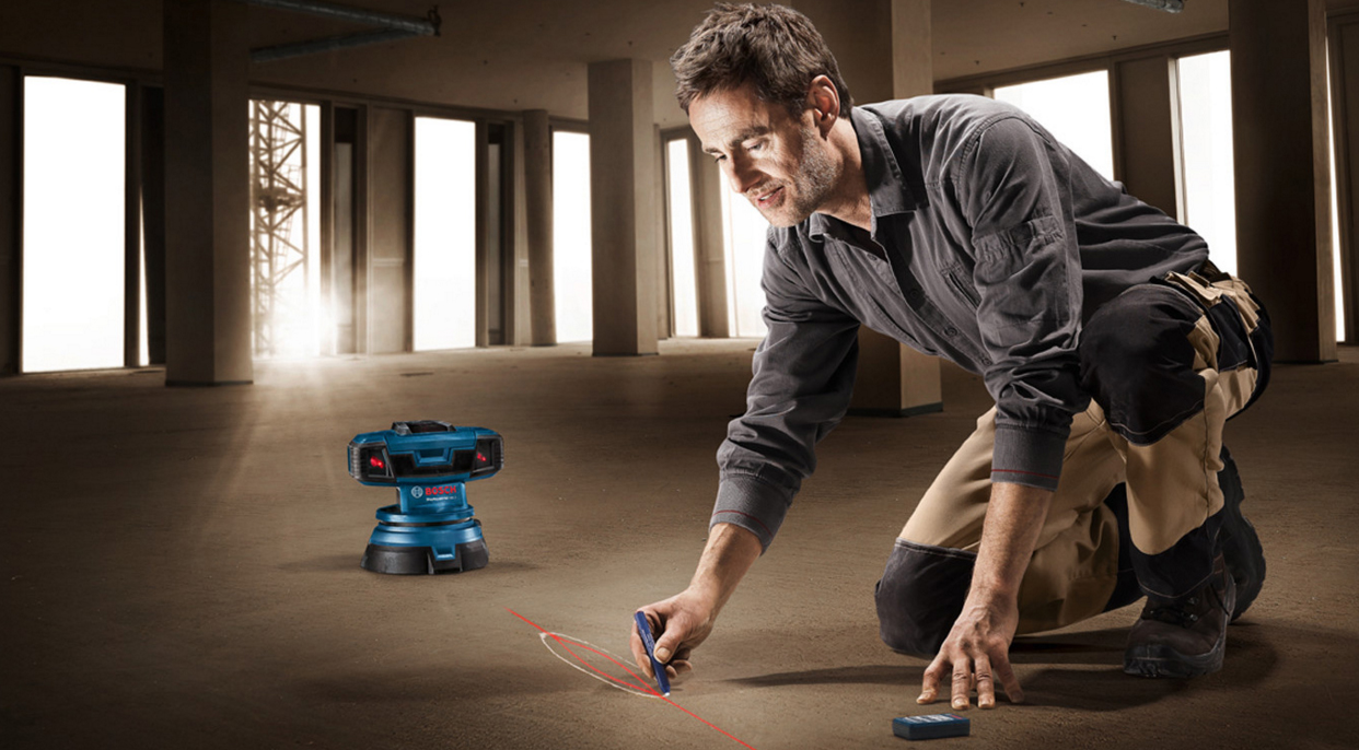 Bir kishi Qavat tekislik tekshiradi