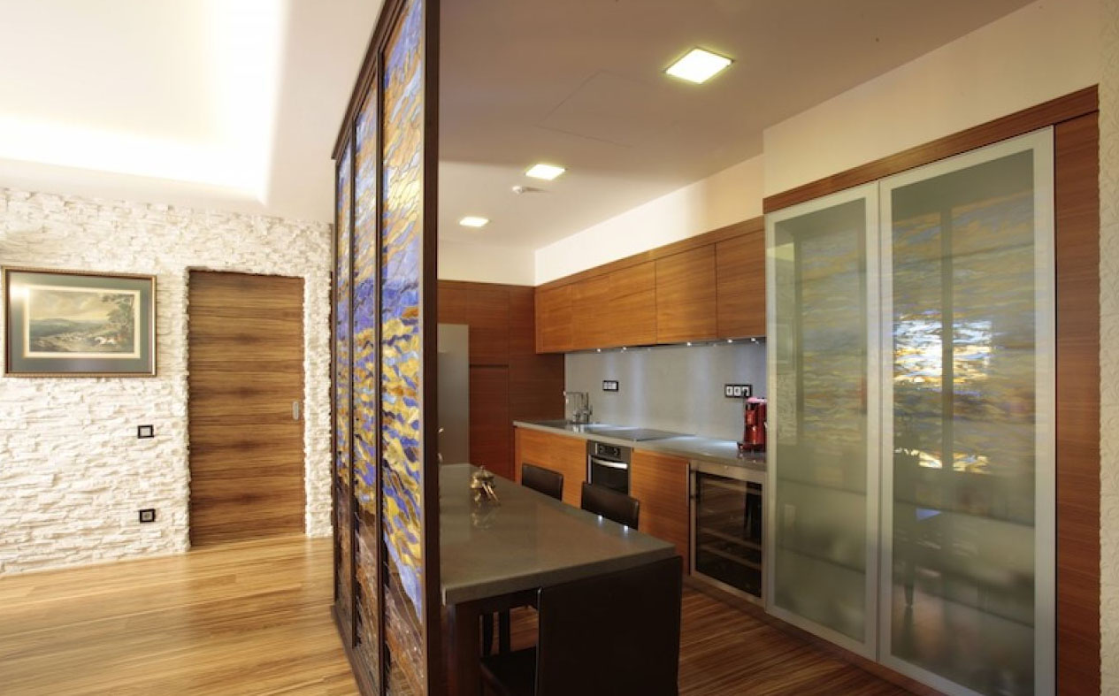 The partition between the kitchen and corridor