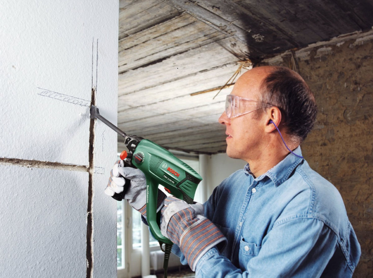 Людина руйнувати стіни