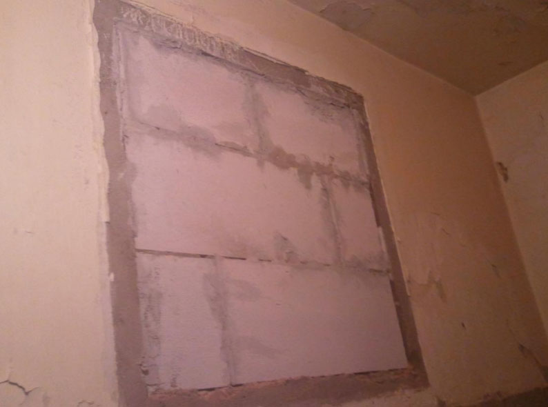 замурованное окно из ванной в кухню