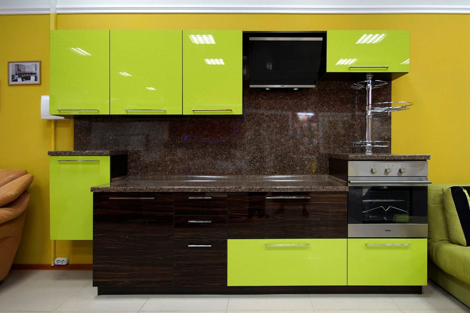 красивый гарнитур из материала МДФ