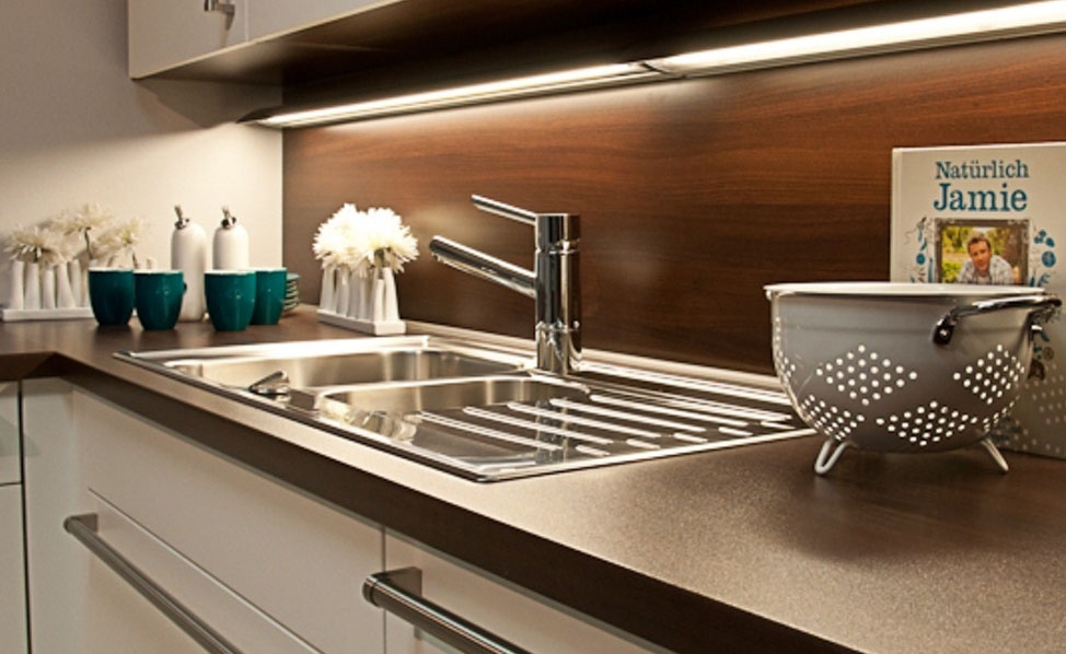 orqadan yoritilgan bezak