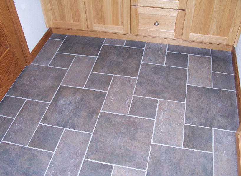 серая плитка на кухне