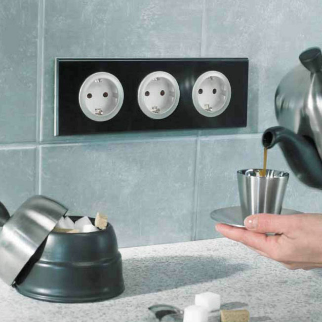 oshxonada outlet devorga qurilgan