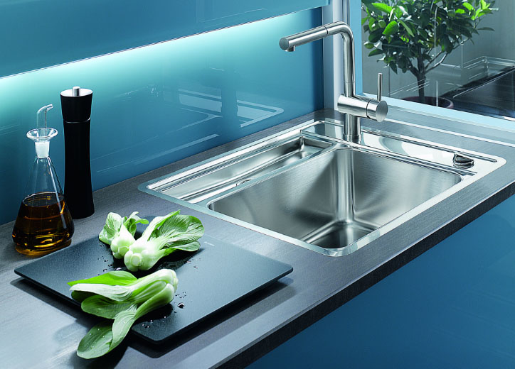 Врізна мийка з нержавіючої сталі на кухні