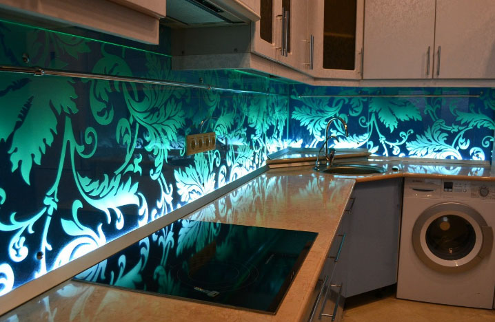 бирозово-синее стеклянное панно на кухне