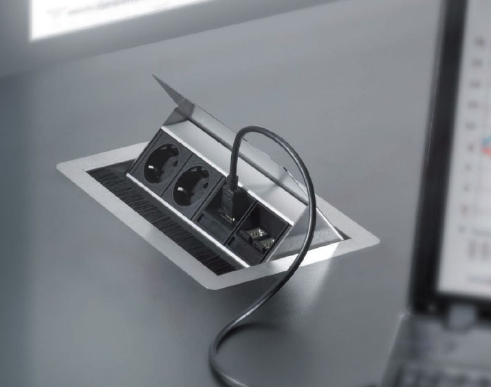 вбудовані в кухонний стіл розетки