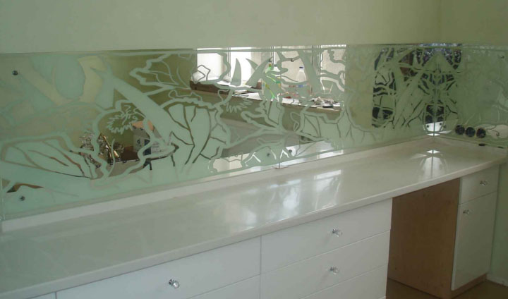 зеркальное панно на кухне