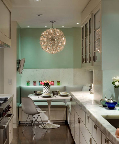 маленькая кухня в светлых тонах