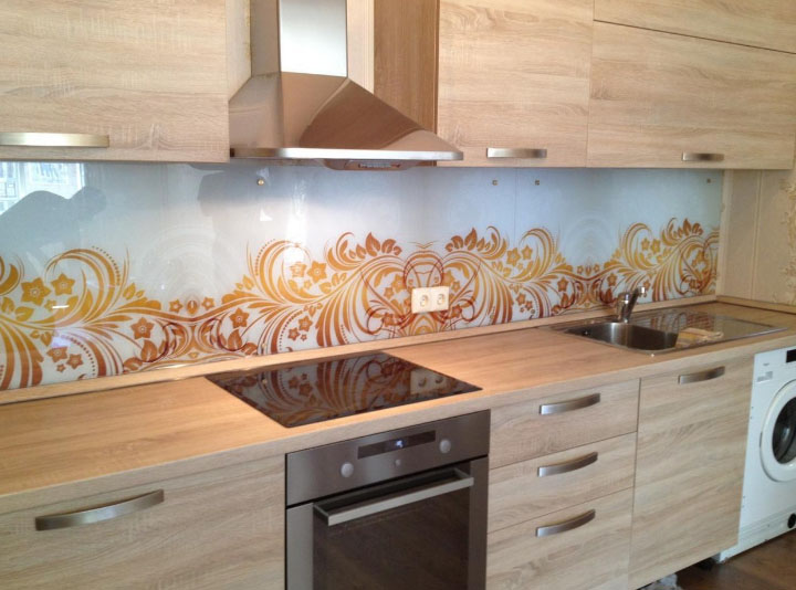 стеклянное панно на кухне