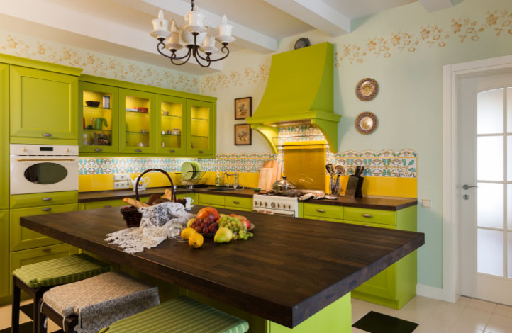 yog'och stol bilan engil yashil oshxona