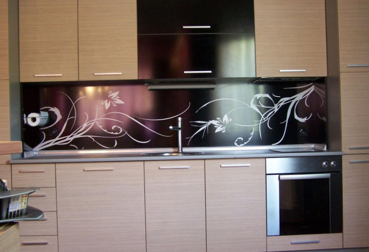 стеклянное панно на кухне