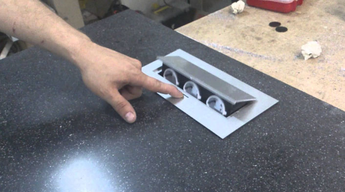 установка розеток у стільницю