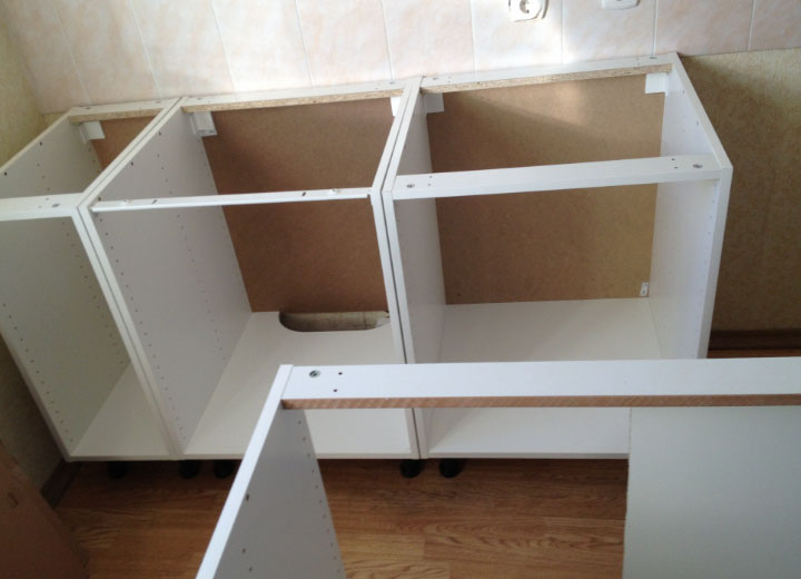 o'z qo'llari bilan o'rnatish oyoqlari oshxona