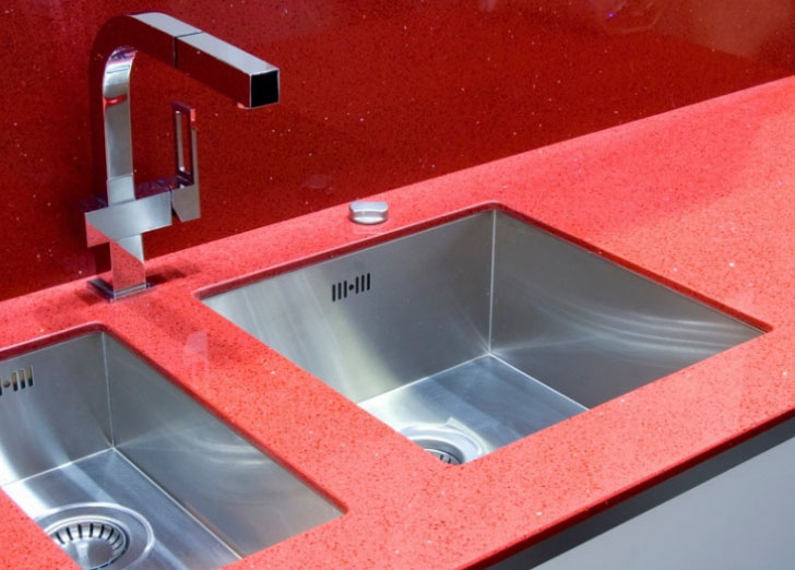 мийка з двома секціями під червоним матеріалом