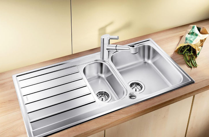 мыйка з драўлянай тумбай на кухні