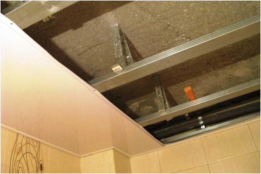 Подвесной потолок пвх панелями. Пластиковый потолок в ванную. Пластиковый потолок в ванной. Потолок из пластика в ванной. Монтаж пластикового потолка.