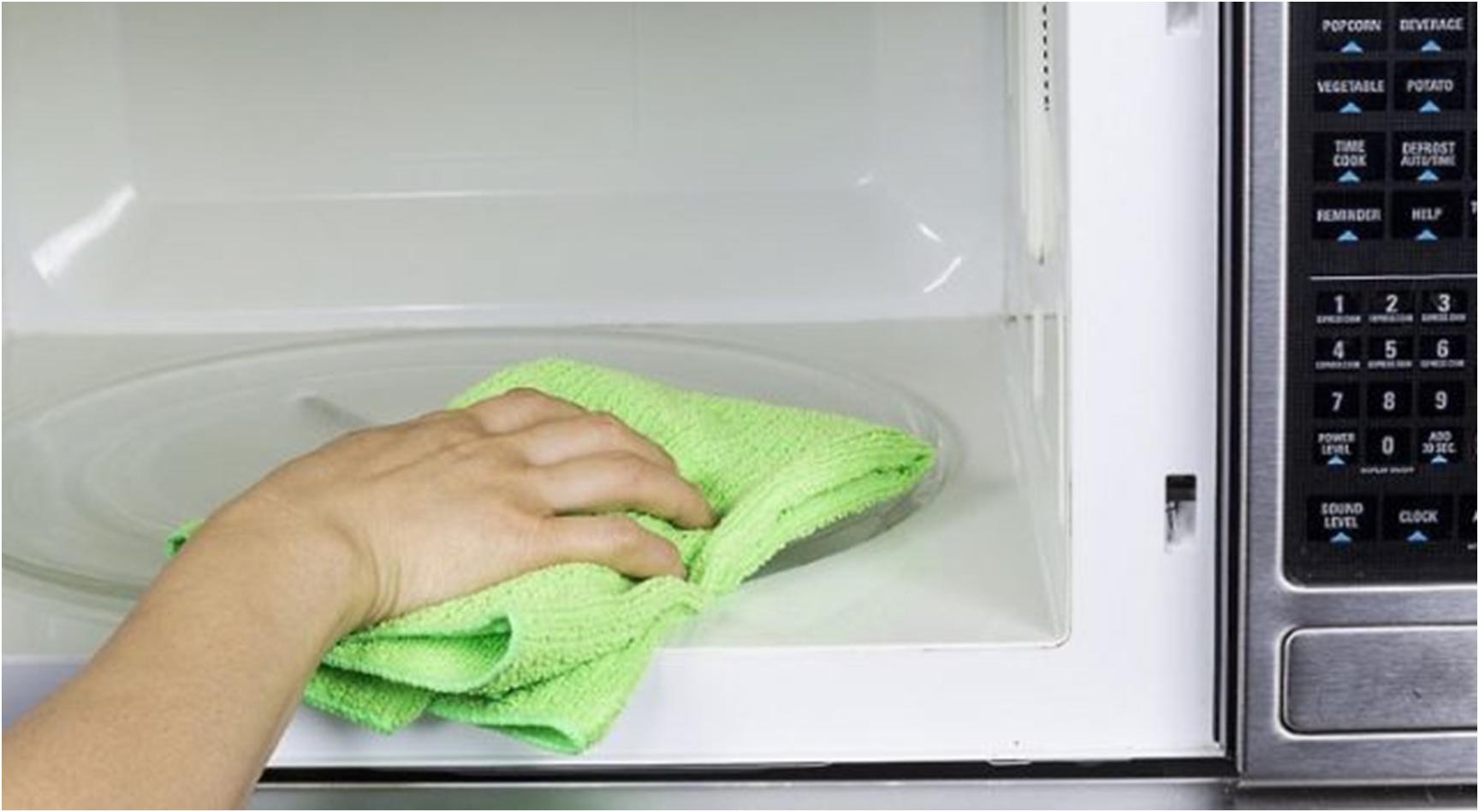 Как быстро почистить микроволновку в домашних условиях за 5 минут?